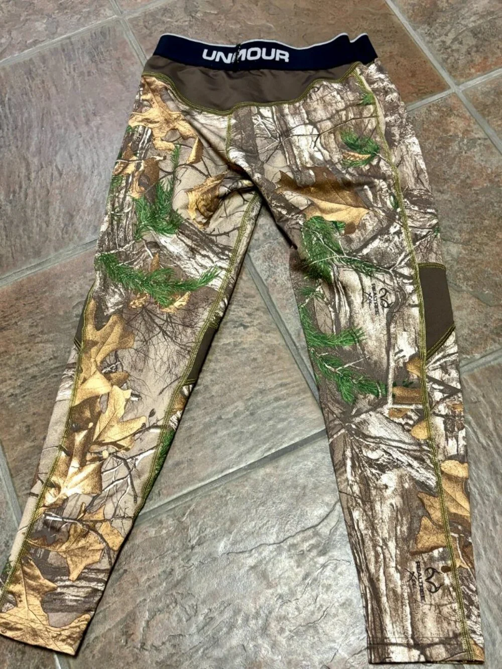 ~~Under Armour Leggings Youth YGL ColdGear Mossy Oak Camo Scent Control EUC!!..E